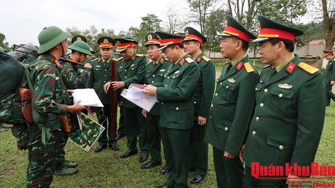 Thiếu tướng Đoàn Xuân Bường, Chính ủy Quân khu 4 kiểm tra công tác chuẩn bị bầu cử tại Sư đoàn 324 và Bộ Chỉ huy Quân sự tỉnh Hà Tĩnh.