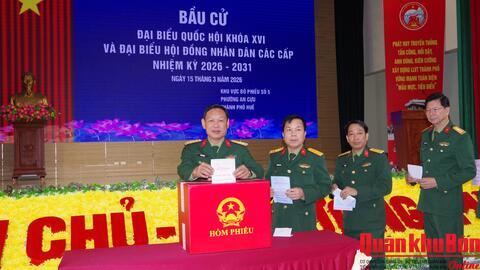 Cán bộ, chiến sĩ lực lượng vũ trang thành phố Huế hoàn thành bỏ phiếu bầu cử