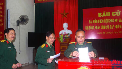 Cử tri Lữ đoàn Thông tin 80 (Quân khu 4) phấn khởi đi bầu cử