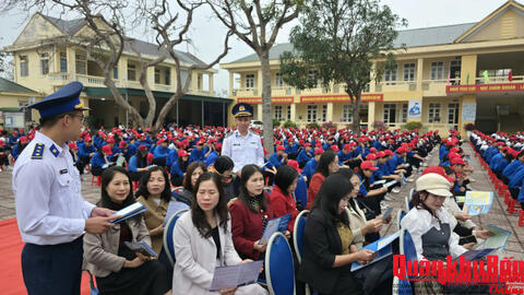 Hải đội 102 tuyên truyền biển đảo cho hơn 1.000 giáo viên, học sinh