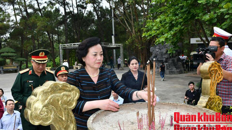 Phó Thủ tướng Phạm Thị Thanh Trà tri ân các Anh hùng liệt sĩ tại Quảng Trị