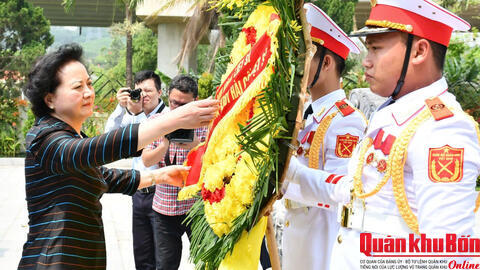 Phó Thủ tướng Chính phủ Phạm Thị Thanh Trà dâng hương tưởng niệm các anh hùng liệt sĩ tại Di tích lịch sử quốc gia Bến phà II Long Đại