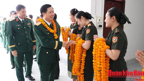 Thiếu tướng Lê Văn Trung thăm, chúc Tết tại tỉnh Sa Vẳn Na Khệt (Lào)