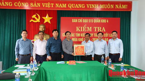 Thiếu tướng Lê Văn Trung, Trưởng Ban Chỉ đạo 515 Quân khu 4 kiểm tra công tác quy tập hài cốt liệt sĩ tại Lào