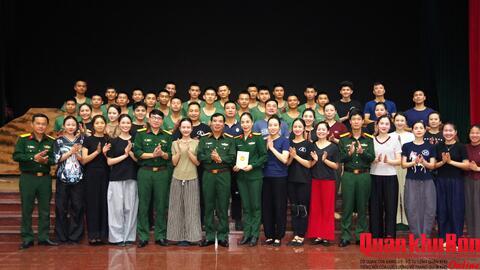 Thiếu tướng Phạm Văn Đông, Chủ nhiệm Chính trị Quân khu 4 thăm, động viên Đoàn Văn công Quân khu 4.