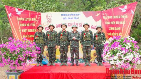 Sư đoàn 324 (Quân khu 4) kiểm tra bắn súng tiểu liên AK bài 1