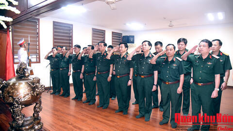 Thường vụ Đảng ủy, Bộ Tư lệnh Quân khu 4 dâng hương, báo công với Chủ tịch Hồ Chí Minh