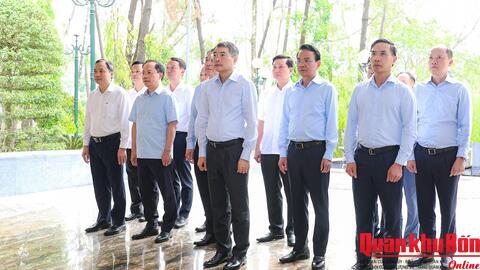 Thủ tướng Chính phủ Lê Minh Hưng dâng hương tại Khu di tích Ngã ba Đồng Lộ