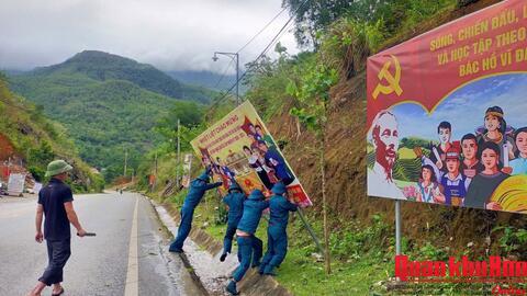 Lực lượng vũ trang xã Phú Xuân (Thanh Hóa) hỗ trợ Nhân dân khắc phục hậu quả giông lốc