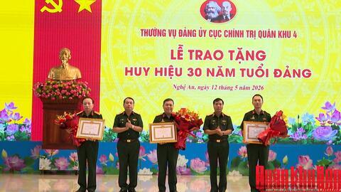 Thường vụ Đảng ủy Cục Chính trị Quân khu 4: Trao Huy hiệu 30 năm tuổi Đảng
