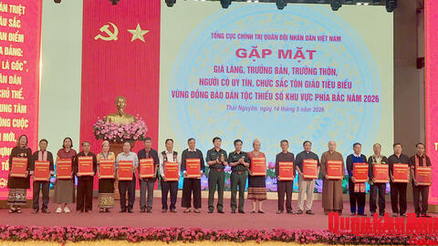 Thiếu tướng Lê Văn Trung, Phó Chính ủy Quân khu 4 dự gặp mặt già làng, trưởng bản, trưởng thôn, người có uy tín, chức sắc tôn giáo tiêu biểu vùng đồng bào dân tộc thiểu số khu vực phía Bắc