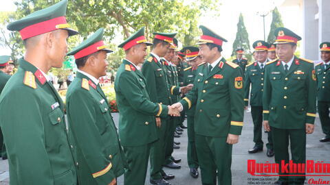 Thiếu tướng Đoàn Xuân Bường, Ủy viên Ban Chấp hành Trung ương Đảng, Chính ủy Quân khu 4 thăm, tặng quà Đội Quy tập 584 và 589, Bộ CHQS tỉnh Quảng Trị