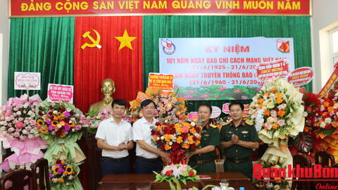Các cơ quan, đơn vị chúc mừng Báo Quân khu Bốn