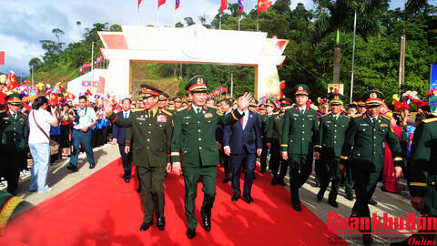 Đại tướng Phan Văn Giang đón Đoàn đại biểu cấp cao Bộ Quốc phòng Lào tại Cửa khẩu Quốc tế Thanh Thủy