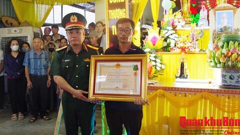 Trao Huân chương Bảo vệ Tổ quốc hạng Ba tới thân nhân của Trung sĩ Cao Tuấn Anh