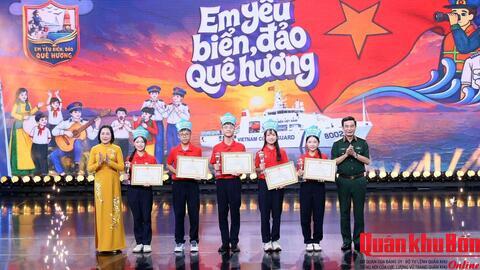 Đại tướng Phan Văn Giang dự đêm Gala và trao giải cuộc thi ‘Em yêu biển, đảo quê hương’