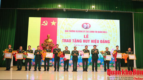 Thường vụ Đảng ủy Cục Chính trị Quân khu 4: Trao tặng Huy hiệu 35, 30 năm tuổi Đảng