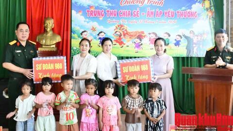Sư đoàn 968 (Quân khu 4): Mang Tết Trung thu đến với trẻ em vùng đồng bào dân tộc thiểu số