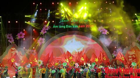 Đồng chí Lê Minh Hưng dự chương trình nghệ thuật “Xuân Biên phòng ấm lòng dân bản” tại Hà Tĩnh