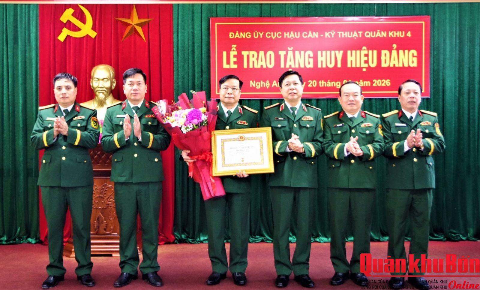 Thiếu tướng Ngô Nam Cường đón nhận Huy hiệu 30 năm tuổi Đảng