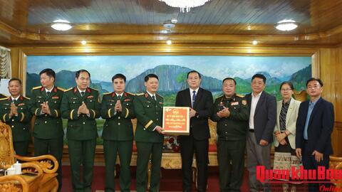 Bộ Tư lệnh Quân khu 4 chúc Tết Bunpimay tỉnh Hủa Phăn, Lào