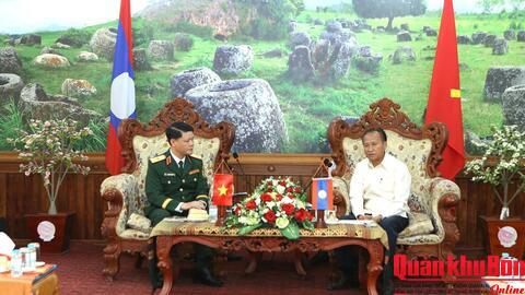 Thiếu tướng Hoàng Duy Chiến, Phó Tư lệnh Quân khu 4 thăm, chúc Tết Bunpimay tại tỉnh Xiêng Khoảng