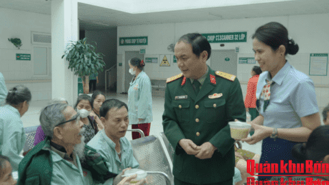 Bệnh viện Quân y 4 (Quân khu 4) tổ chức phát cháo miễn phí cho bệnh nhân