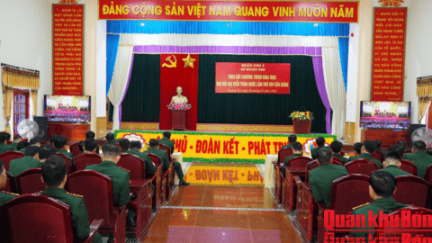 Cán bộ, chiến sĩ lực lượng vũ trang Quân khu 4 xem khai mạc Đại hội đại biểu toàn quốc lần thứ XIV của Đảng