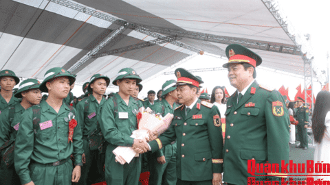 Thiếu tướng Lê Hồng Nhân, Phó Tư lệnh, Tham mưu trưởng Quân khu 4 dự Lễ giao, nhận quân tại Hà Tĩnh