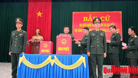 Cán bộ, chiến sĩ Trung đoàn 842 và Trung đoàn 996 tham gia bầu cử với tinh thần trách nhiệm cao