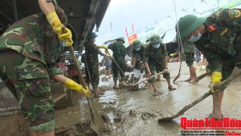 Quân khu 4 tăng cường giúp nhân dân thành phố Huế khắc phục hậu quả sau bão