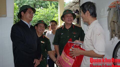 Thượng tướng Trương Thiên Tô thăm, tặng quà, động viên nhân dân vùng lũ tại thành phố Huế