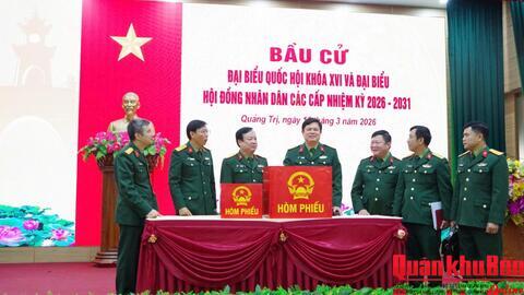 Đại tá Thái Đức Hạnh, Phó Chủ nhiệm Chính trị Quân khu 4 kiểm tra công tác chuẩn bị bầu cử tại Bộ Chỉ huy Quân sự tỉnh Quảng Trị