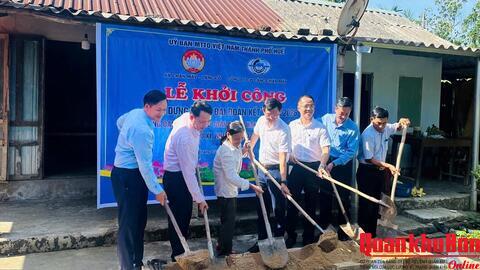 Ban Chỉ huy Quân sự xã Chân Mây - Lăng Cô chung tay hỗ trợ hộ cận nghèo xây dựng nhà mới