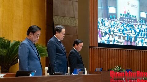 Quốc hội tưởng niệm người tử vong do thiên tai và ủng hộ đồng bào vùng lũ