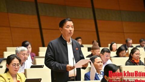 Trung tướng Hà Thọ Bình, Tư lệnh Quân khu phát biểu thảo luận tại hội trường Quốc hội