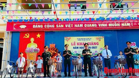 Trao quà nâng bước em đến trường năm 2026