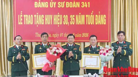 Đảng ủy Sư đoàn 341 (Quân khu 4) trao tặng Huy hiệu 35 và 30 năm tuổi Đảng