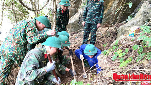 Đoàn Kinh tế - Quốc phòng 337 tìm kiếm, cất bốc 01 hài cốt liệt sĩ tại thôn Cu Bai, xã Hướng Lập