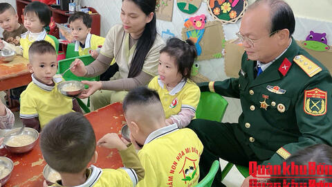 Mái trường “ươm” nghĩa tình người lính