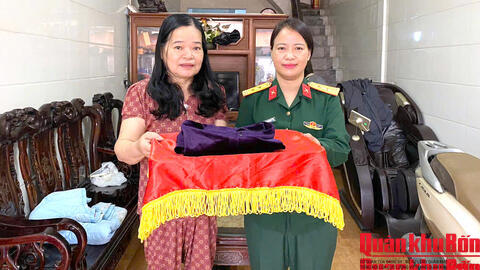 Bảo tàng Quân khu 4 tiếp nhận hiện vật của Bà mẹ Việt Nam anh hùng