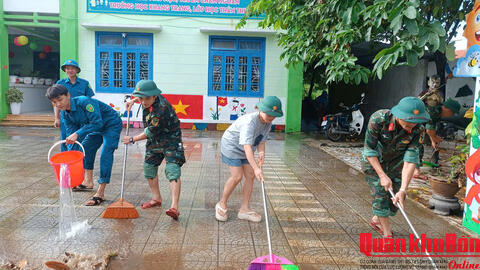 Lực lượng vũ trang thành phố Huế hỗ trợ các trường học khắc phục hậu quả mưa lũ