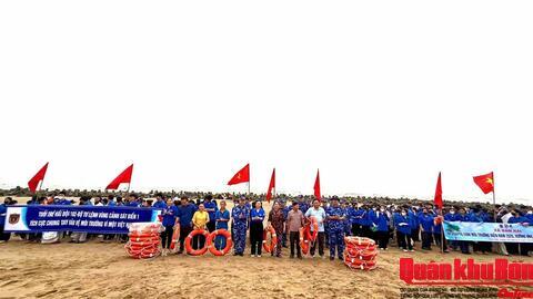 Ra quân vệ sinh môi trường biển