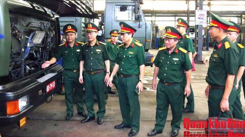 Thiếu tướng Hoàng Duy Chiến, Phó Tư lệnh Quân khu 4 kiểm tra tại Xưởng 467