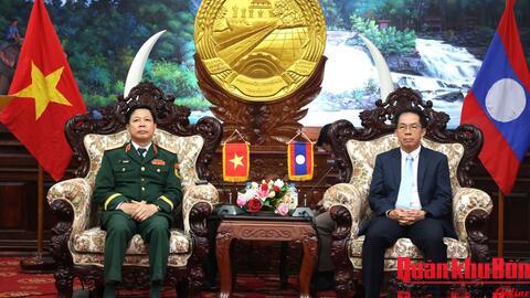 Thiếu tướng Lê Văn Trung, Phó Chính ủy Quân khu 4 chúc Tết cổ truyền BunPiMay tại tỉnh Salavan (Lào)