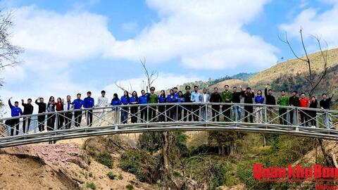 Trao tặng cầu dân sinh và nhiều công trình, phần quà cho bản biên giới Keng Đu