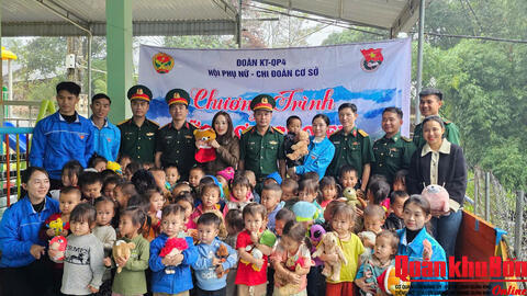 Đoàn Kinh tế - Quốc phòng 4 tổ chức “Bữa cơm cho em” ở Na Ngoi