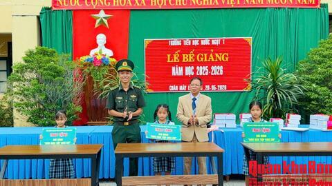 Đồn Biên phòng Cửa khẩu cảng Chân Mây trao mô hình “Góc học tập cho em” cho học sinh khó khăn