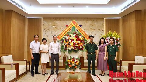 Quân khu 4 chúc mừng các cơ quan báo chí trên địa bàn Hà Nội nhân dịp 21/6