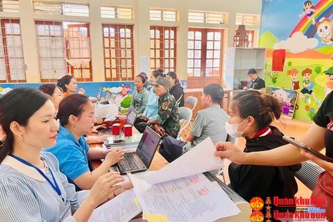 Nghệ An: Cán bộ xã vùng cao cuối tuần về bản phục vụ Nhân dân